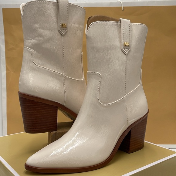 Michael Kors WAVERLY HEELED BOOTIE FAUX LEATHER
49F4WVME6L
LT CREAM - Picture 8 of 16